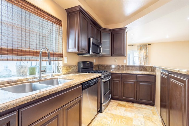 Detail Gallery Image 6 of 24 For 12335 Hilldale Ct, Pacoima,  CA 91331 - 3 Beds | 3 Baths