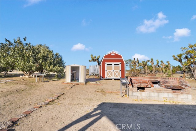 11924 Mountain Road, Pinon Hills CA: https://media.crmls.org/medias/dd9ee150-a118-4b1c-9f0a-e36754424a79.jpg