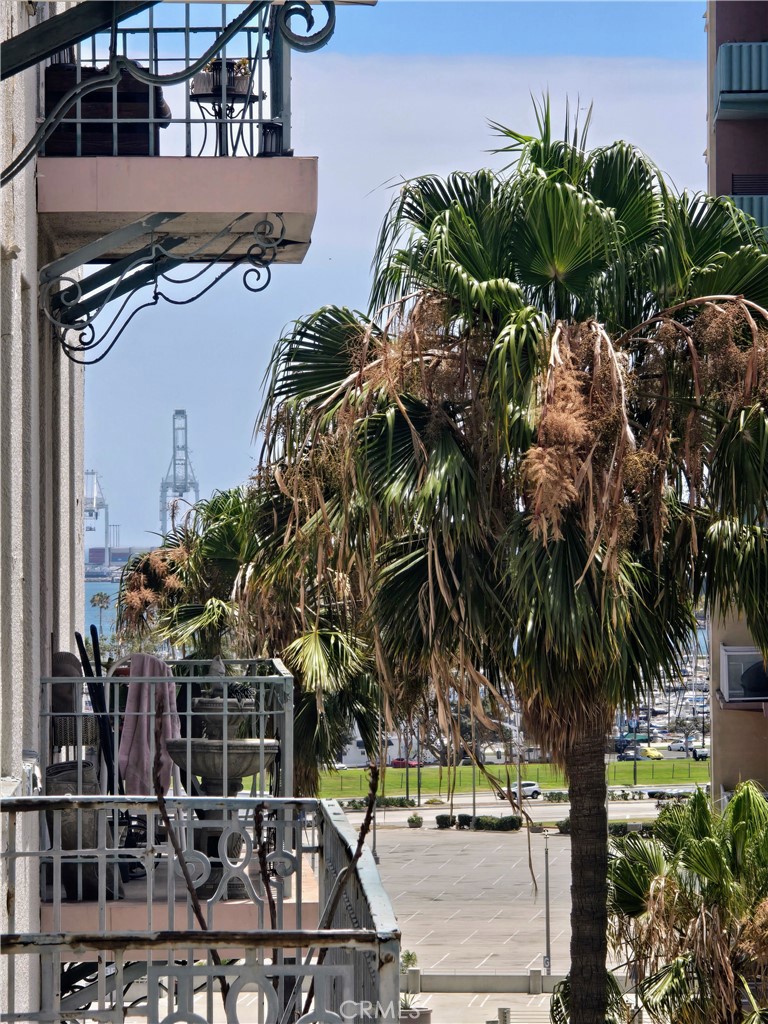 https://media.crmls.org/medias/dda55921-1386-4e60-a51b-1fffd0a796ab.jpg?preset=X-Large