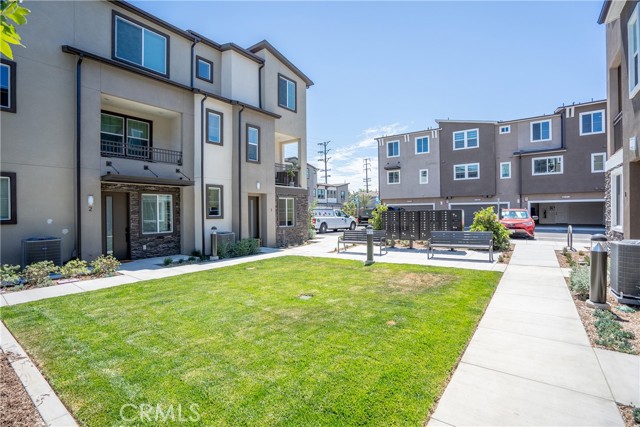 Detail Gallery Image 4 of 15 For 11745 Florence #2,  Santa Fe Springs,  CA 90670 - 3 Beds | 2/2 Baths