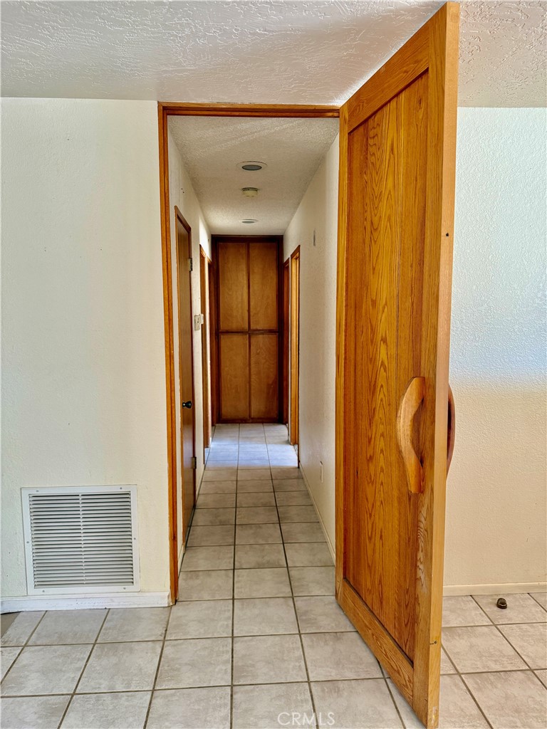 https://media.crmls.org/medias/ddab951a-9619-4390-ac54-ced33adc71f2.jpg?preset=X-Large