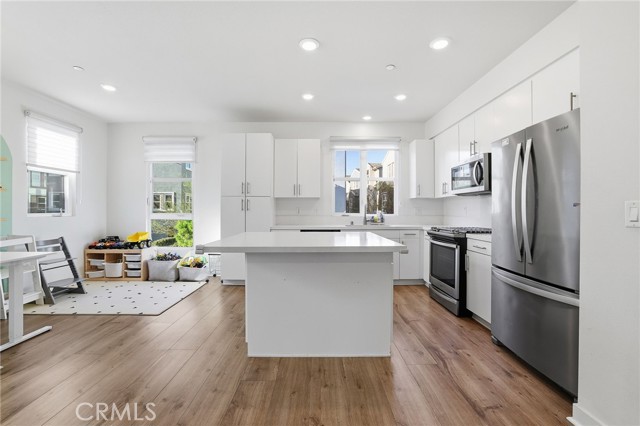 Detail Gallery Image 7 of 36 For 2700 E Chaucer #13,  Los Angeles,  CA 90065 - 4 Beds | 3/1 Baths