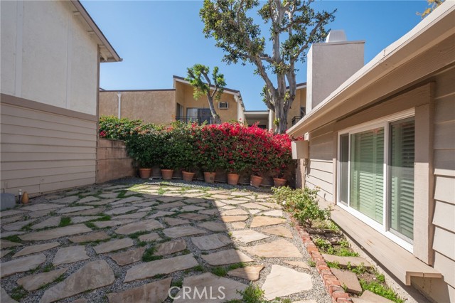 Detail Gallery Image 19 of 26 For 18319 Collins, Tarzana,  CA 91356 - 2 Beds | 3 Baths