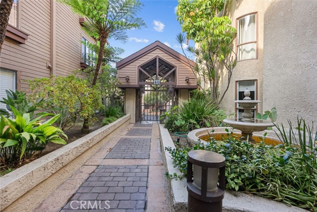 Detail Gallery Image 2 of 34 For 236 N Louise St #303,  Glendale,  CA 91206 - 2 Beds | 2 Baths