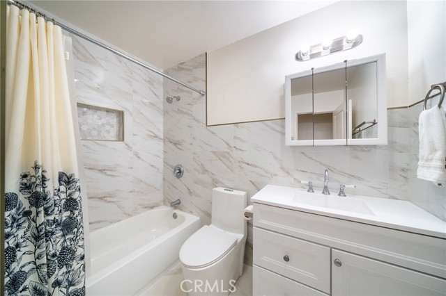 17121 Granada Lane, Huntington Beach CA: https://media.crmls.org/medias/ddb0dcc9-a07e-4bb7-9080-7ea5f1cd5f25.jpg