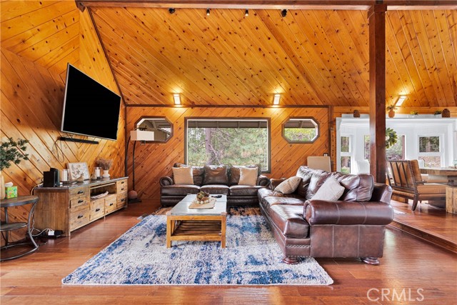 825 Grass Valley Road, Lake Arrowhead CA: https://media.crmls.org/medias/ddb342a5-33ca-4676-a4df-cc80360c1c5e.jpg