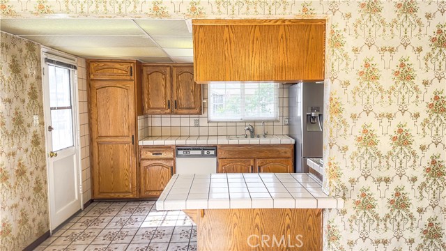 1702 E Bach Street, Carson CA: https://media.crmls.org/medias/ddbb0fd6-3865-41c3-91e2-9c830917e160.jpg