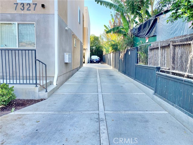 Detail Gallery Image 35 of 39 For 7327 Kester Ave #6,  Van Nuys,  CA 91405 - 4 Beds | 3/1 Baths