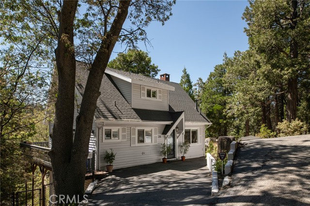 Detail Gallery Image 1 of 28 For 231 Crest Cir, Lake Arrowhead,  CA 92352 - 4 Beds | 2/1 Baths