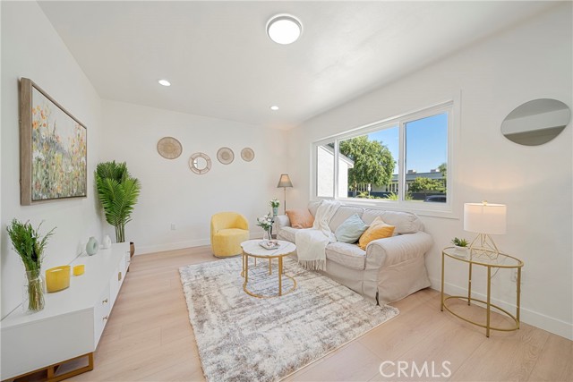 3211 W Jeffries Avenue, Burbank CA: https://media.crmls.org/medias/ddbfdbfb-2552-4cab-a464-8a290886413d.jpg