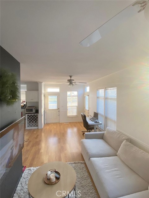 21752 Pacific coast hwy., Huntington Beach CA: https://media.crmls.org/medias/ddc7a0a9-5bd5-47b6-af7c-14982ccdda16.jpg