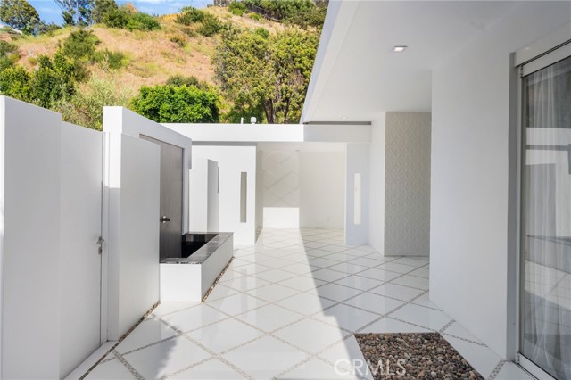 1046 N Hillcrest Road, Beverly Hills CA: https://media.crmls.org/medias/ddc9d514-8f3a-4d11-9690-a33fb0f41e38.jpg