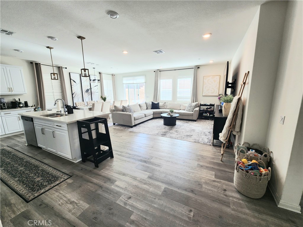 https://media.crmls.org/medias/ddd0097b-5375-44ca-99b9-e2c417646310.jpg?preset=X-Large