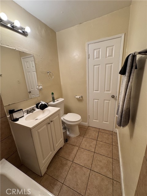 Detail Gallery Image 12 of 16 For 426 E 79th St #1,  –,  CA 90003 - 2 Beds | 1 Baths