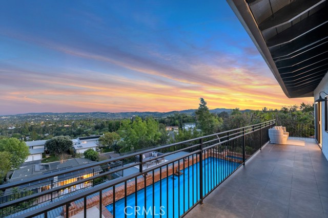 Detail Gallery Image 16 of 30 For 5952 Woodland View Dr, Woodland Hills,  CA 91367 - 5 Beds | 4 Baths