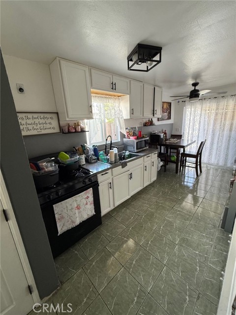 413 W 109th Place, Los Angeles CA: https://media.crmls.org/medias/ddd5bab0-6d4b-4c80-b5b0-9c99858735b3.jpg