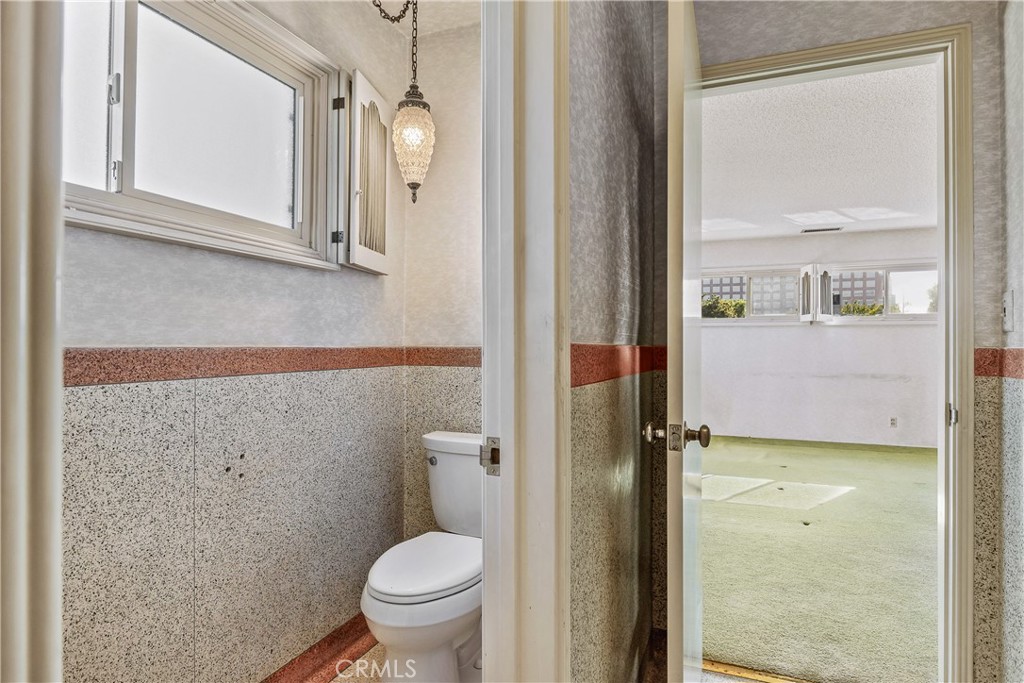 https://media.crmls.org/medias/ddd8810c-c7f7-4e7f-8708-a35d77e434ca.jpg?preset=X-Large