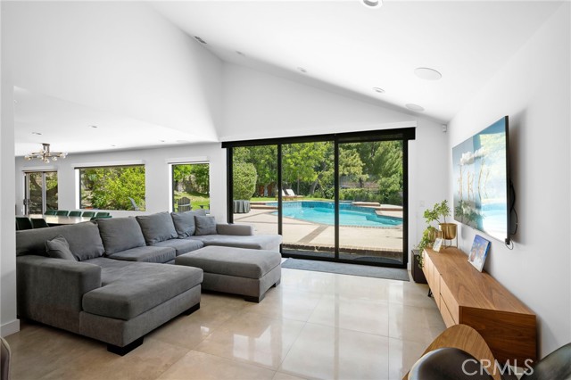 2305 Henrietta Avenue, La Crescenta CA: https://media.crmls.org/medias/ddd9cd6d-3c21-4f8a-9c64-4ea97f66918e.jpg