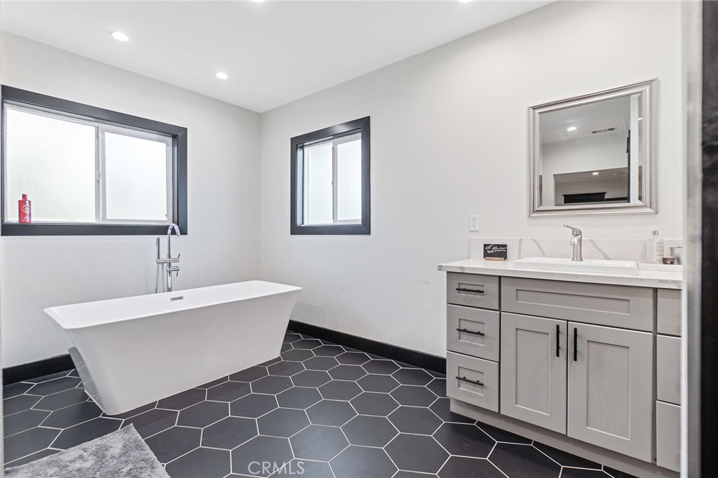 MLS #OC25176241 image #17