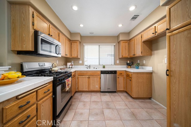 Detail Gallery Image 2 of 40 For 820 Autumn Ln, Corona,  CA 92881 - 3 Beds | 2 Baths