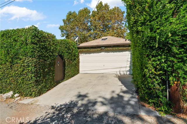 1046 E Grinnell Drive, Burbank CA: https://media.crmls.org/medias/dddc7b1a-ecda-4c6e-938b-3ac33951de05.jpg