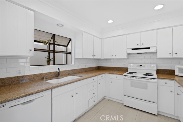 Detail Gallery Image 11 of 31 For 420 Narcissus Ave, Corona Del Mar,  CA 92625 - 3 Beds | 3 Baths