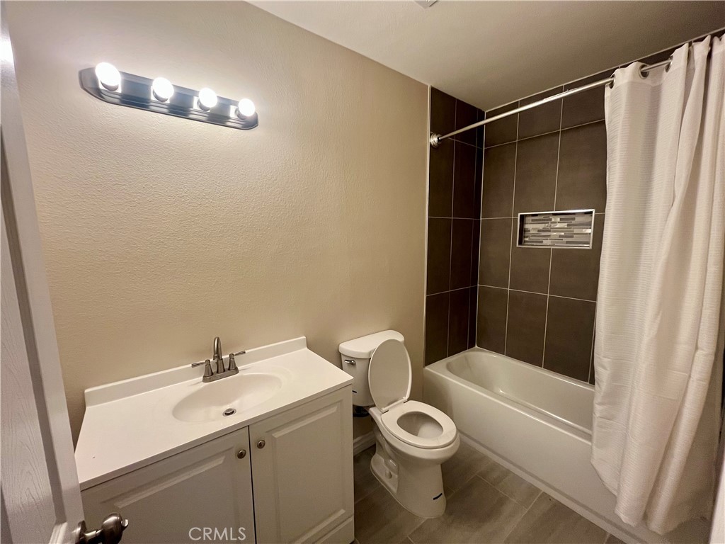 https://media.crmls.org/medias/dde1c172-37a7-4975-adbb-adce9b9c5046.jpg?preset=X-Large