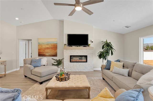 Detail Gallery Image 14 of 63 For 18525 Seaforth, Hesperia,  CA 92345 - 4 Beds | 2/1 Baths