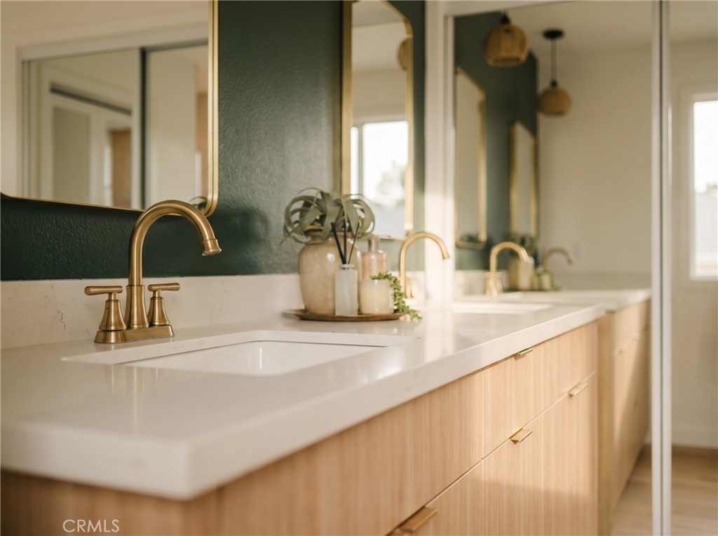 https://media.crmls.org/medias/dde4fc80-5fae-4fd7-a511-c4517403b90f.jpg?preset=X-Large