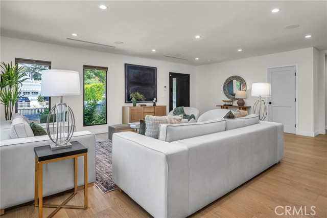 5110 Greenbush Avenue, Sherman Oaks CA: https://media.crmls.org/medias/dde520cb-b0d8-4db5-9d6e-1861de8dae0c.jpg