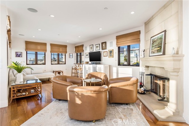 Detail Gallery Image 11 of 28 For 320 33rd, Manhattan Beach,  CA 90266 - 3 Beds | 4 Baths