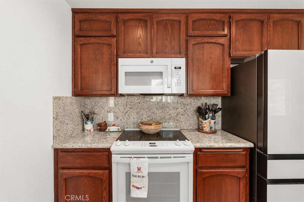 https://media.crmls.org/medias/dde5f3d5-6cdc-4dde-9ac6-2377a1a27256.jpg?preset=X-Large