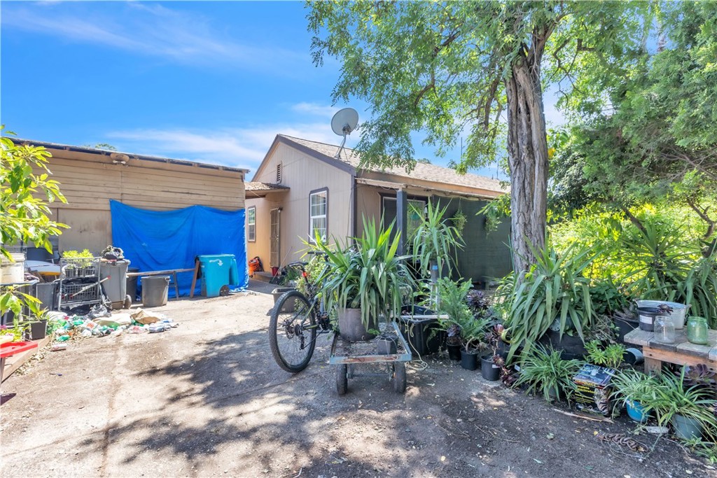 https://media.crmls.org/medias/dde87e10-744f-4d2f-ab3f-ceb5702b4c9f.jpg?preset=X-Large