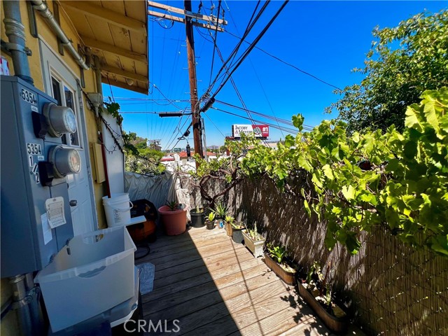 Detail Gallery Image 8 of 10 For 5354 De Roja Ave, Woodland Hills,  CA 91364 - 4 Beds | 2 Baths