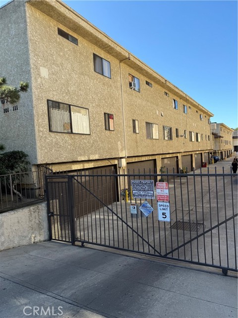 Detail Gallery Image 6 of 6 For 8745 Willis #107,  Panorama City,  CA 91402 - 3 Beds | 3 Baths