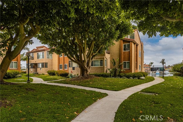 17110 Bluewater Lane, Huntington Beach CA: https://media.crmls.org/medias/ddea158f-4a37-4d41-adeb-a0ab36f52d52.jpg