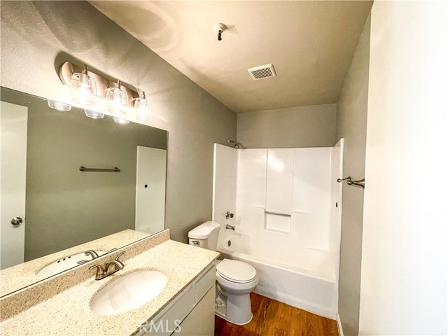 Detail Gallery Image 8 of 11 For 13535 Yukon Ave #28,  Hawthorne,  CA 90250 - 1 Beds | 1 Baths