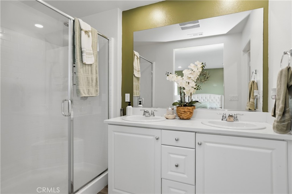 https://media.crmls.org/medias/ddebe6e5-bd60-4cca-9445-1c1653035c84.jpg?preset=X-Large