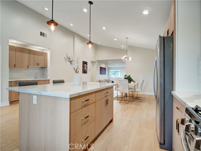 Detail Gallery Image 12 of 32 For 17961 Martha Street, Encino,  CA 91316 - 4 Beds | 3 Baths