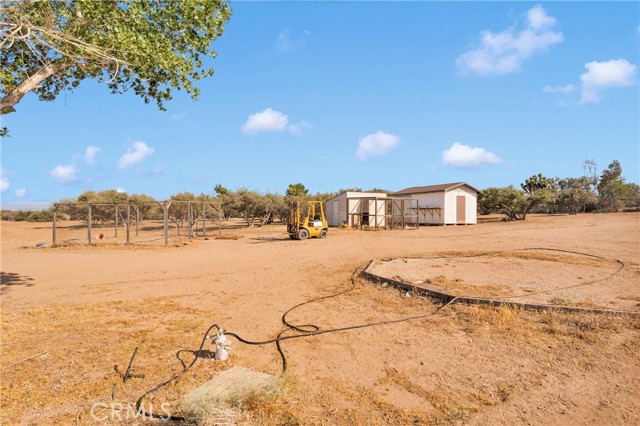 8381 White Road, Phelan CA: https://media.crmls.org/medias/ddef31ef-203d-429e-8801-6088ef7b19a4.jpg