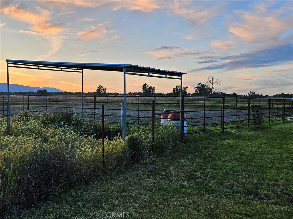 https://media.crmls.org/medias/ddf0fa65-69dd-4a88-876d-1f9393c6e385.jpg?preset=X-Large