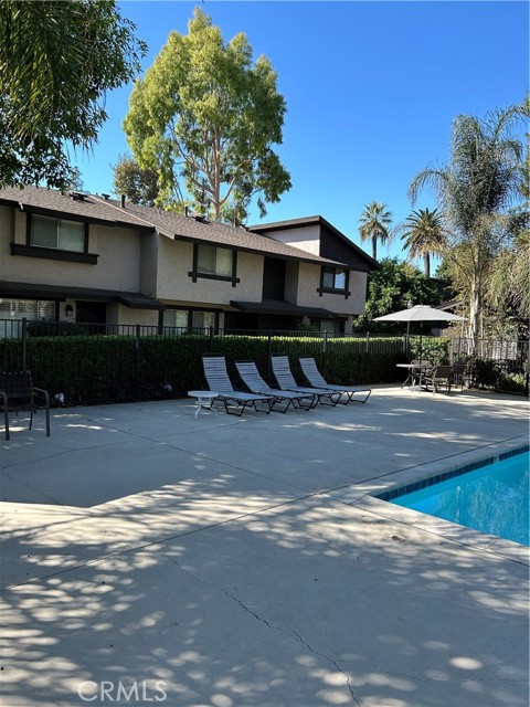 Detail Gallery Image 5 of 19 For 7554 Corbin Ave #2,  Reseda,  CA 91335 - 3 Beds | 2 Baths