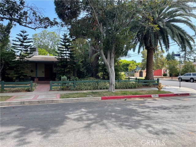 11594 Morrison Street, North Hollywood CA: https://media.crmls.org/medias/ddf51055-1539-41b1-a262-6c615fe6d278.jpg