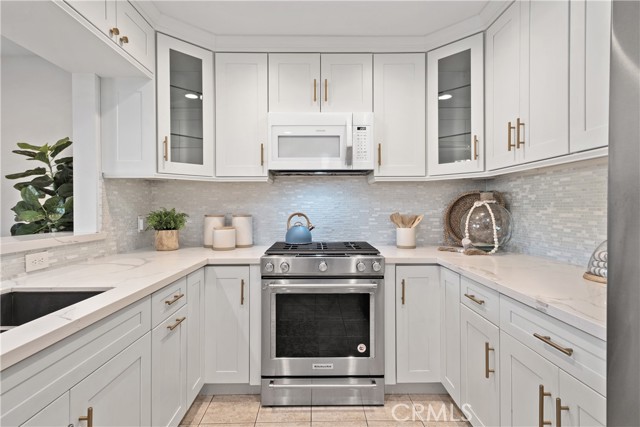 409 Utica Avenue, Huntington Beach CA: https://media.crmls.org/medias/ddf68369-cd73-4e7f-b482-9df458f8cc1a.jpg