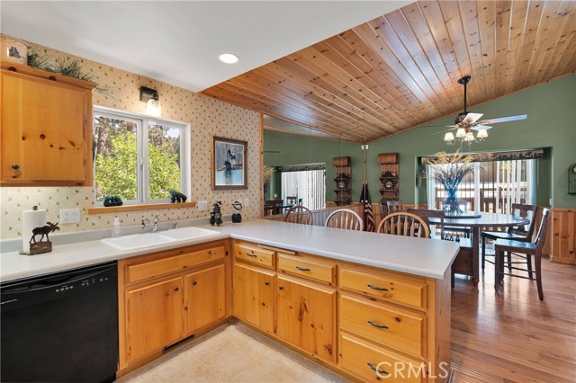Detail Gallery Image 11 of 31 For 128 Crater Lake Rd, Big Bear Lake,  CA 92315 - 3 Beds | 2 Baths
