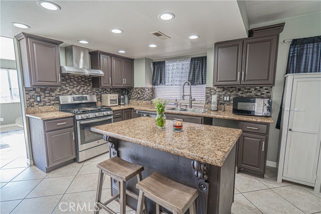 Detail Gallery Image 13 of 48 For 28076 Wildwind Dr, Canyon Country,  CA 91351 - 4 Beds | 3 Baths