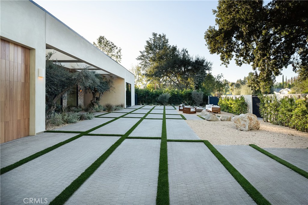 https://media.crmls.org/medias/ddfb5de0-a06a-4e56-8958-c19efb94b0f3.jpg?preset=X-Large