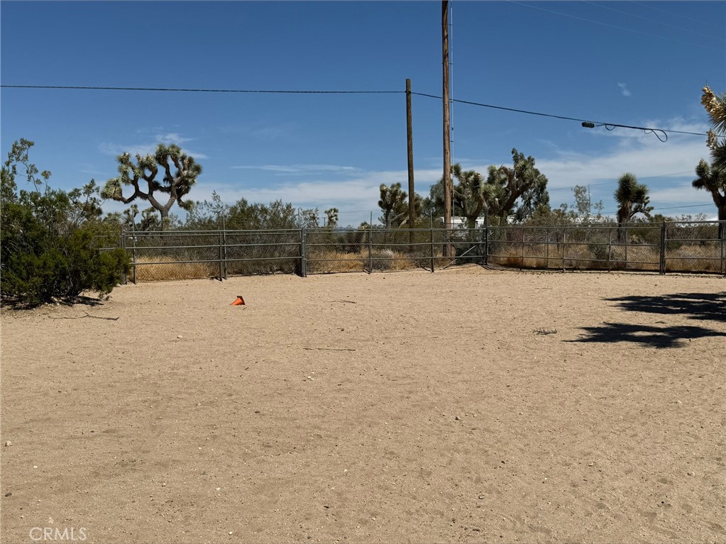 https://media.crmls.org/medias/ddfcf3d2-7d16-470d-a6a5-d74b52331747.jpg?preset=X-Large