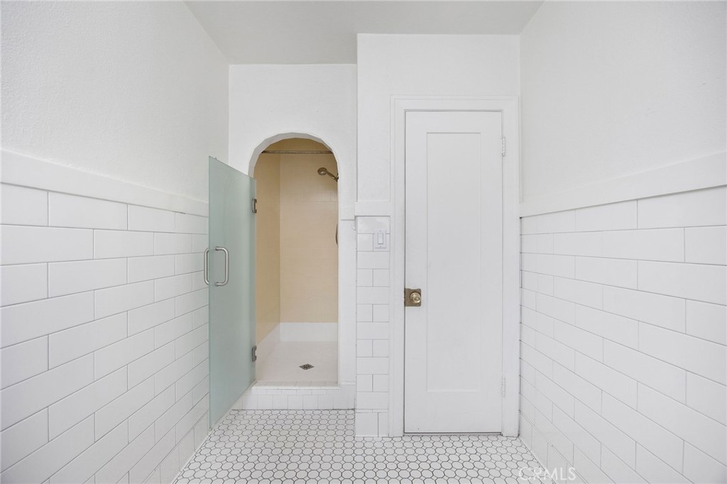 https://media.crmls.org/medias/ddfdfe95-d64f-4d99-9578-221bf20a9819.jpg?preset=X-Large