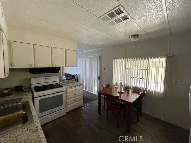 Detail Gallery Image 10 of 15 For 260 N Lyon Ave Spc 119 Ave, Hemet,  CA 92543 - 1 Beds | 1 Baths